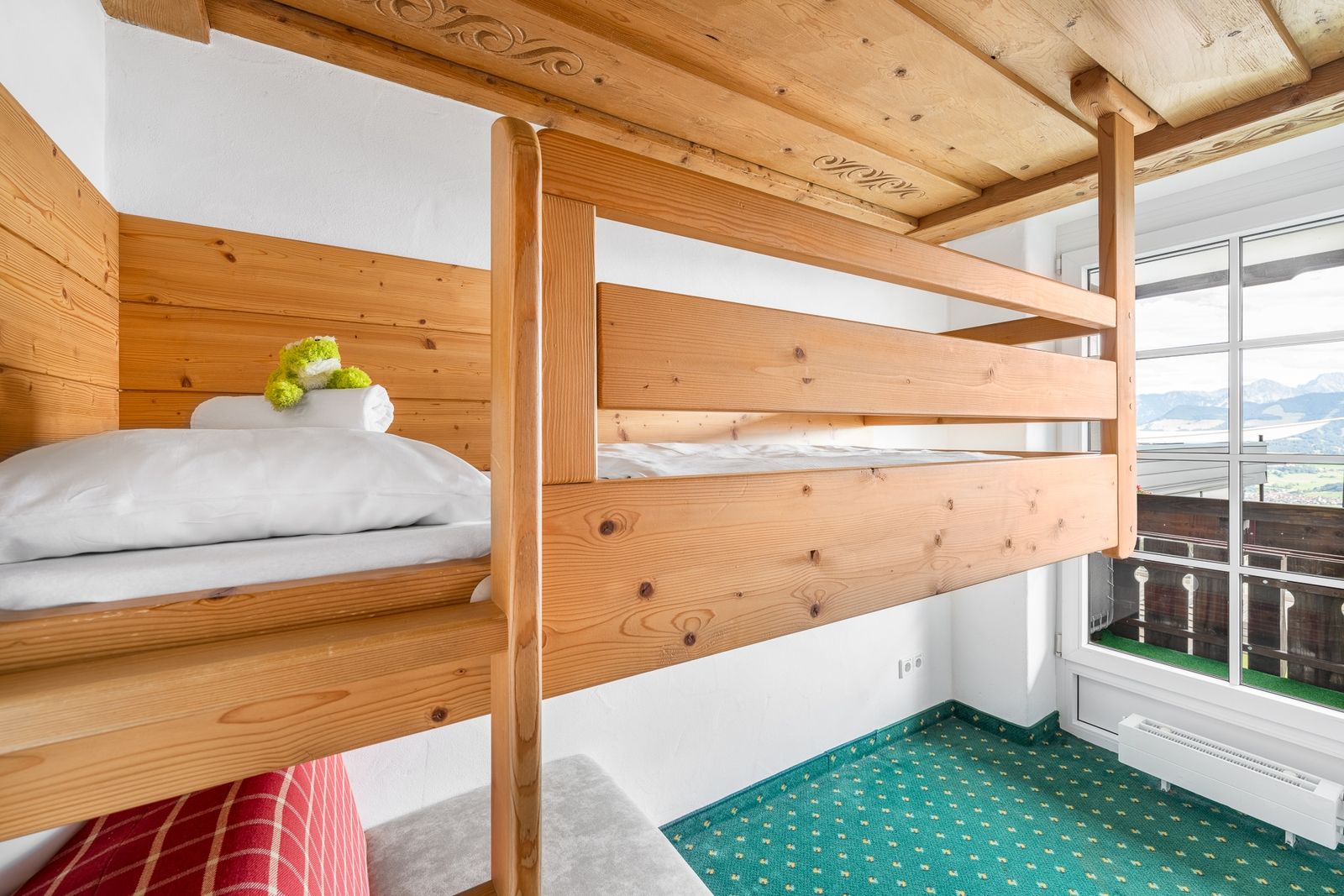 Kinderhotel Allgäuer Berghof – Kinderzimmer Familiensuite Rotkehlchen mit Blick auf die Allgäuer Alpen