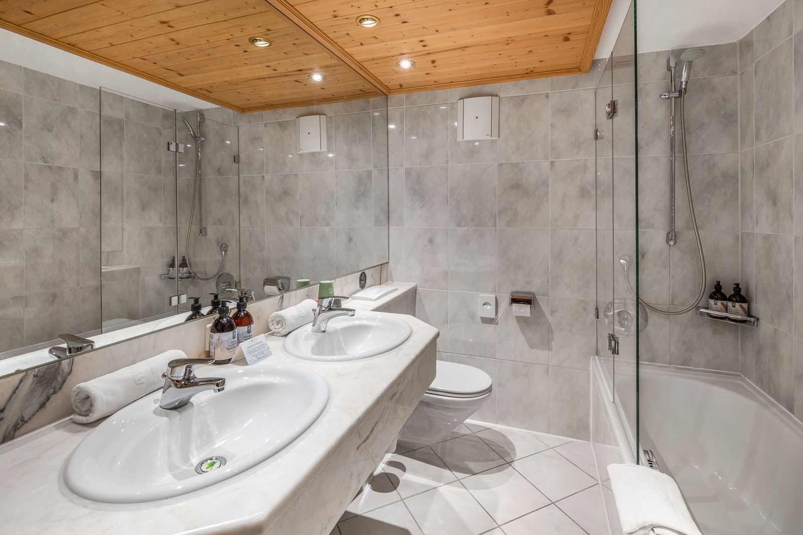 Kinderhotel Allgäuer Berghof – Badezimmer Familiensuite Rotkehlchen mit Blick auf die Allgäuer Alpen