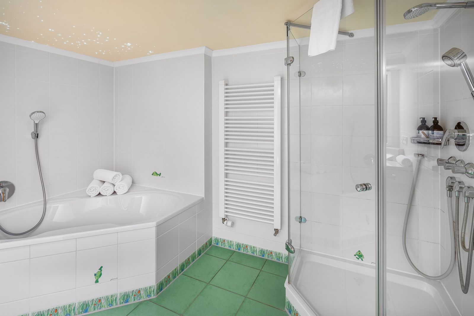 Kinderhotel Allgäuer Berghof – Badezimmer Familiensuite Isidor mit Blick auf die Allgäuer Alpen