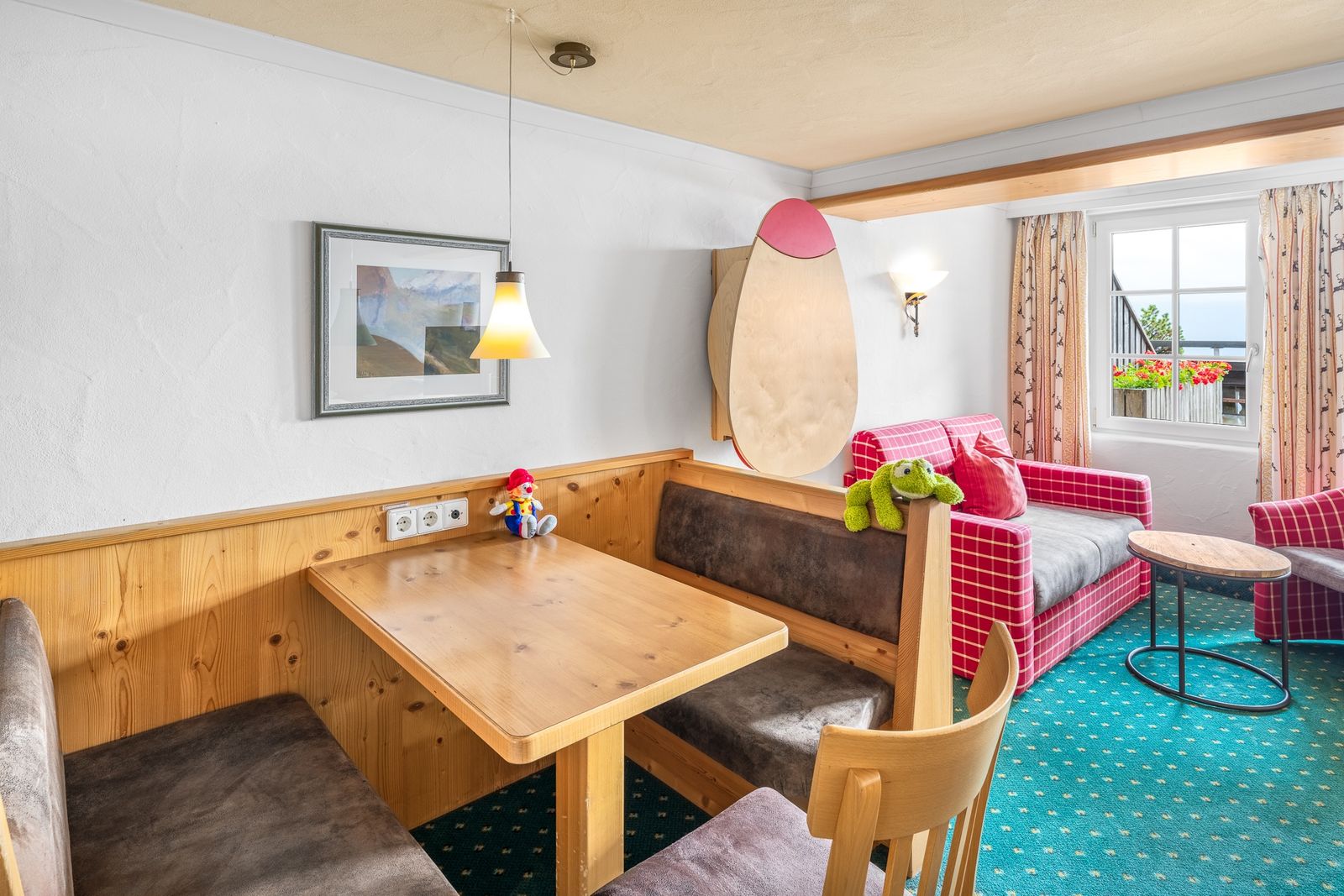 Kinderhotel Allgäuer Berghof – Wohnzimmer Familiensuite Isidor mit Blick auf die Allgäuer Alpen