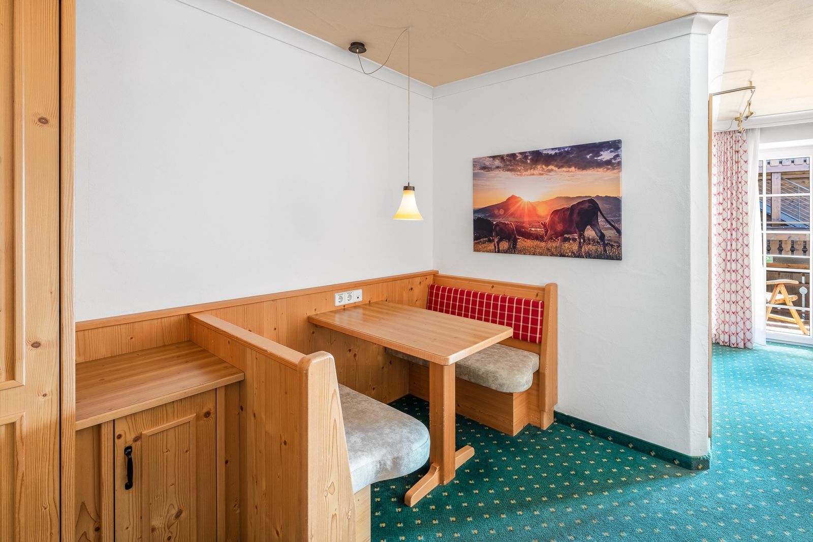 Kinderhotel Allgäuer Berghof – Wohnzimmer Familiensuite Dornröschen mit Blick auf die Allgäuer Alpen