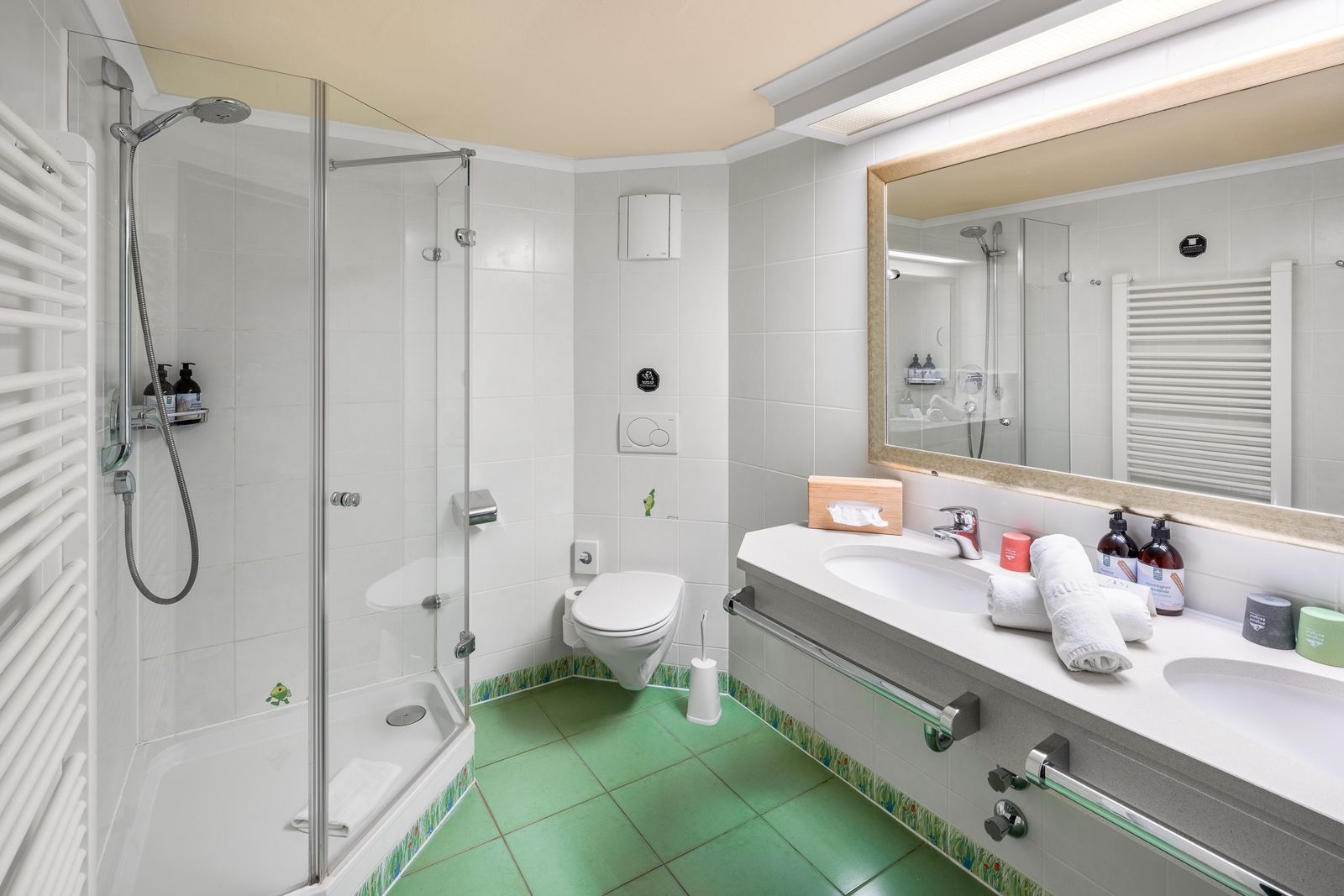 Kinderhotel Allgäuer Berghof – Badezimmer Familiensuite Hamsterbacke mit Blick auf die Allgäuer Alpen