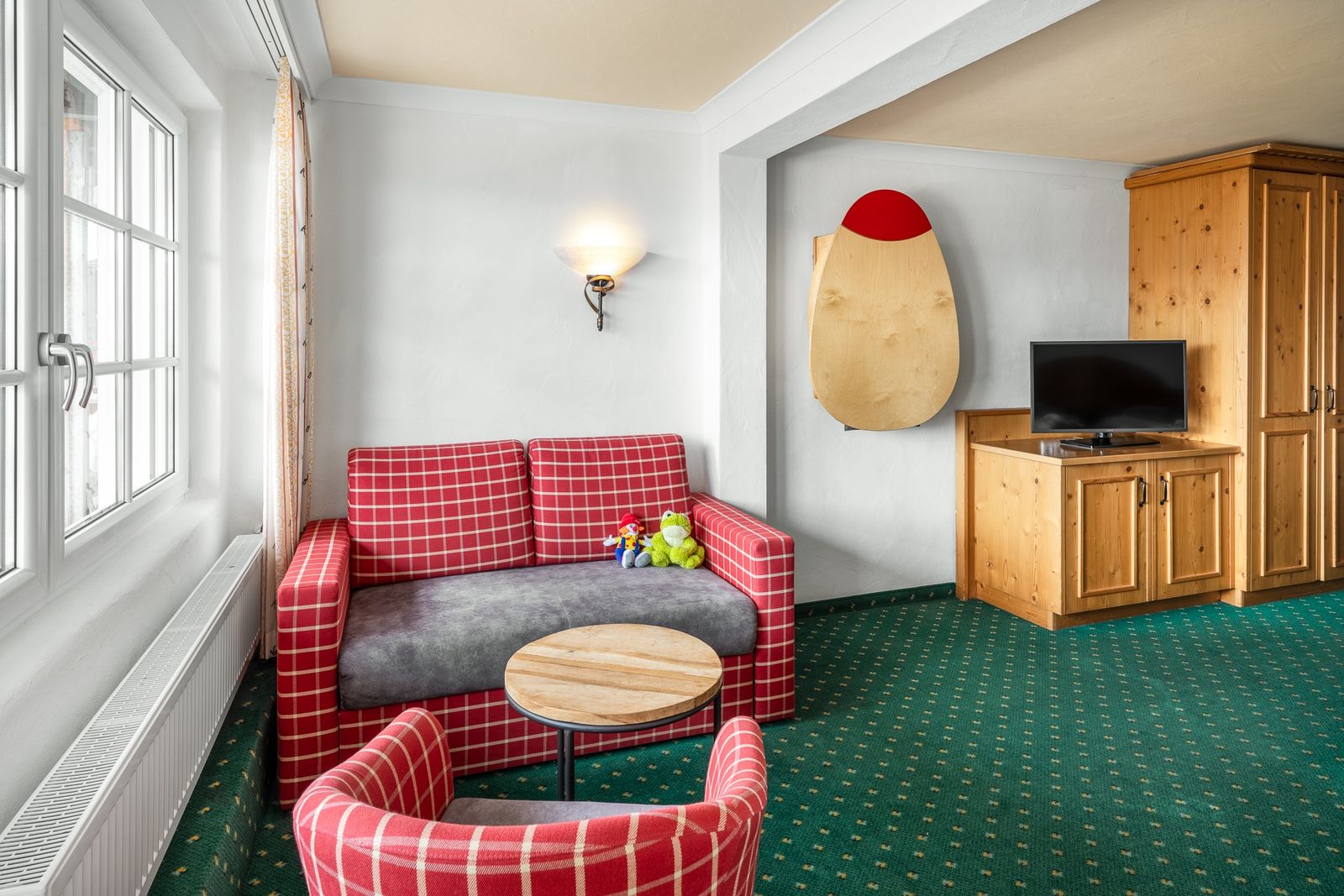 Kinderhotel Allgäuer Berghof – Wohnzimmer Familiensuite Hamsterbacke mit Blick auf die Allgäuer Alpen