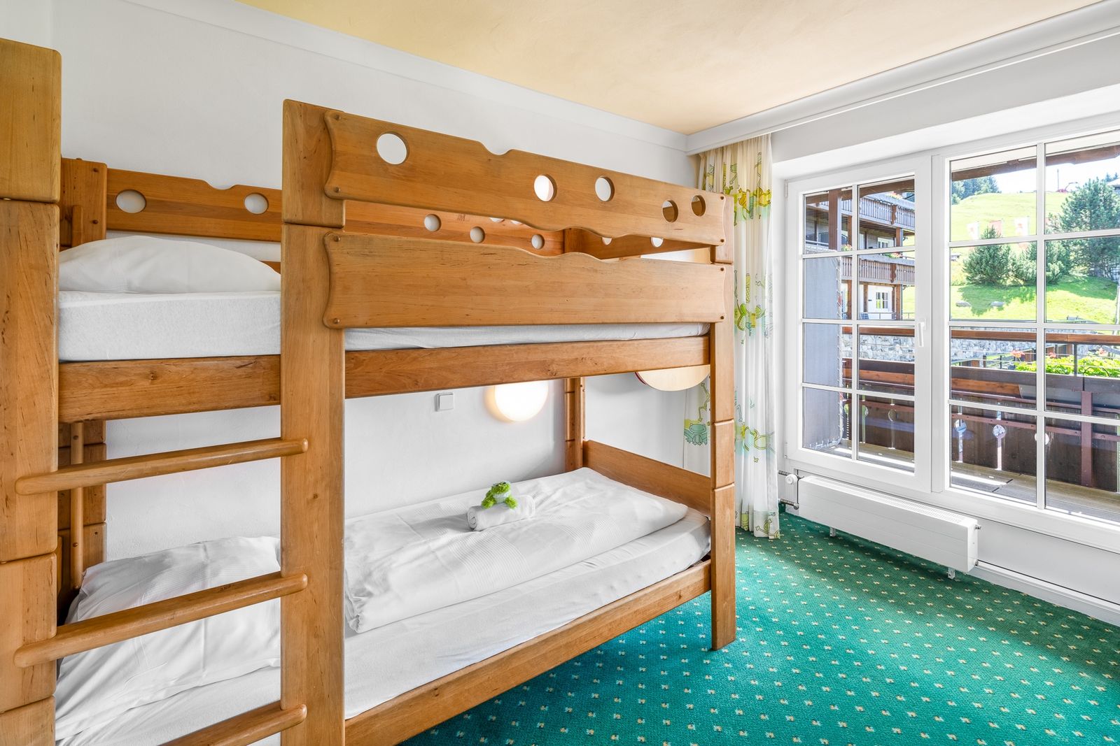 Kinderhotel Allgäuer Berghof – Kinderzimmer Familiensuite Mümmelmann mit Blick auf die Allgäuer Alpen