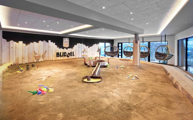 Kinderhotel-Allgaeuer-Berghof-Indoor-Sandkasten-Spielspass.jpg