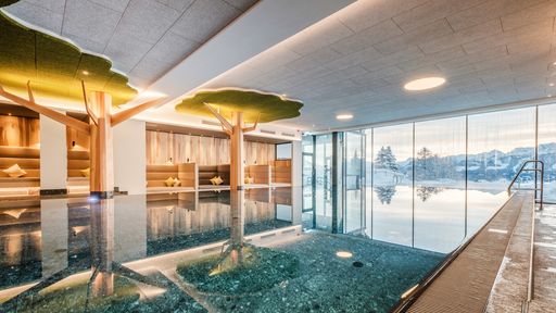 Indoorpool mit Aussicht auf die Allgäuer Alpen - Kinderhotel Allgäuer Berghof