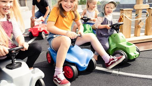Bobbycar-Rennstrecke - Kinderhotel Allgäuer Berghof