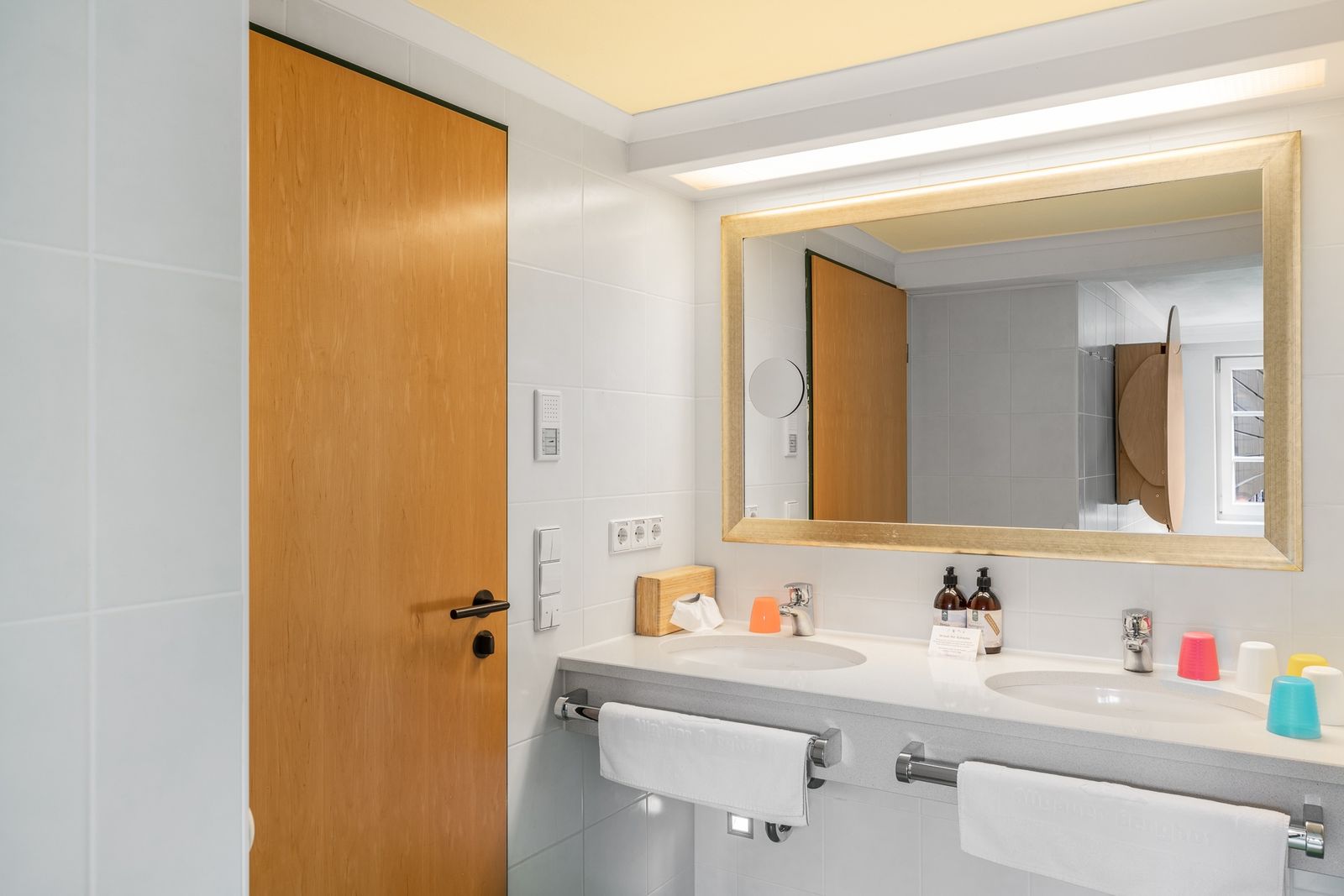 Kinderhotel Allgäuer Berghof – Badezimmer Familiensuite Kuhmoggl mit Blick auf die Allgäuer Alpen