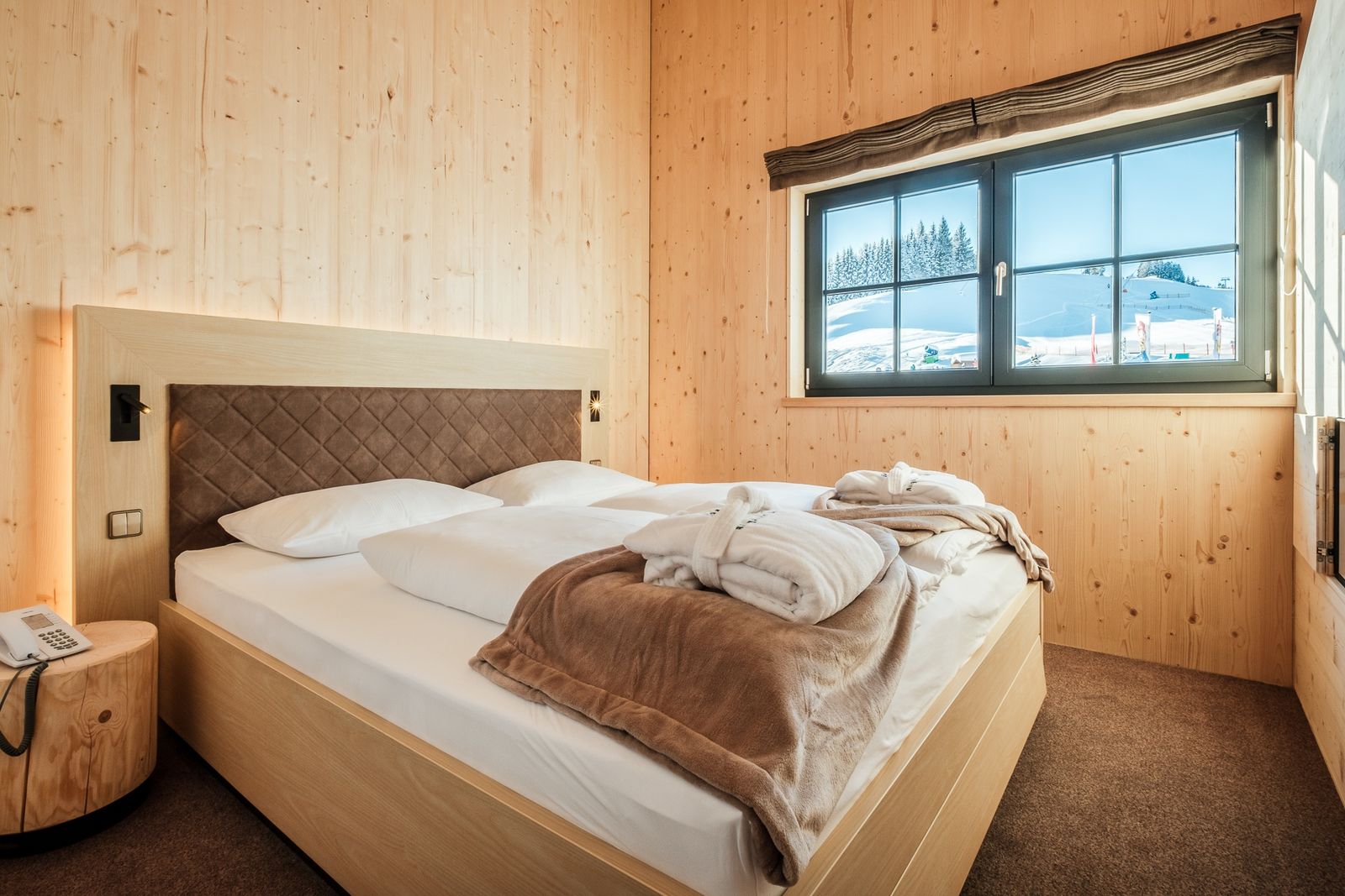 Kinderhotel Allgäuer Berghof – Schlafzimmer Familiensuite Bienenwabe mit Blick auf die Allgäuer Alpen