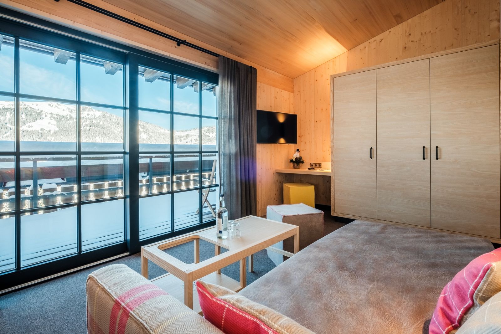 Kinderhotel Allgäuer Berghof – Wohnzimmer Familiensuite Bienenwabe mit Blick auf die Allgäuer Alpen