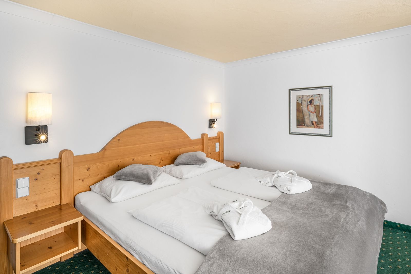 Kinderhotel Allgäuer Berghof – Schlafzimmer Familiensuite Hasenfuß mit Blick auf die Allgäuer Alpen