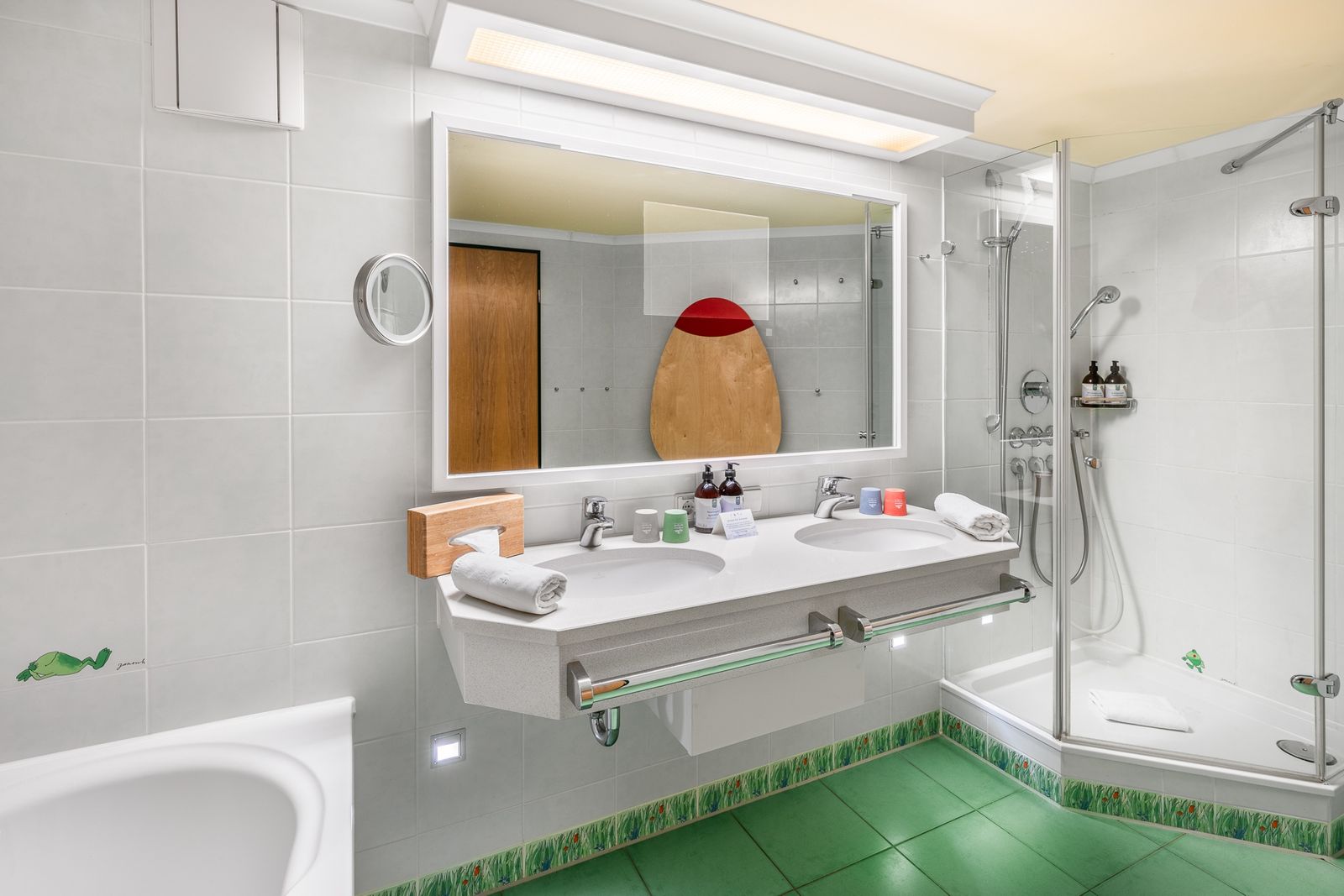 Kinderhotel Allgäuer Berghof – Badezimmer Familiensuite Hasenfuß mit Blick auf die Allgäuer Alpen