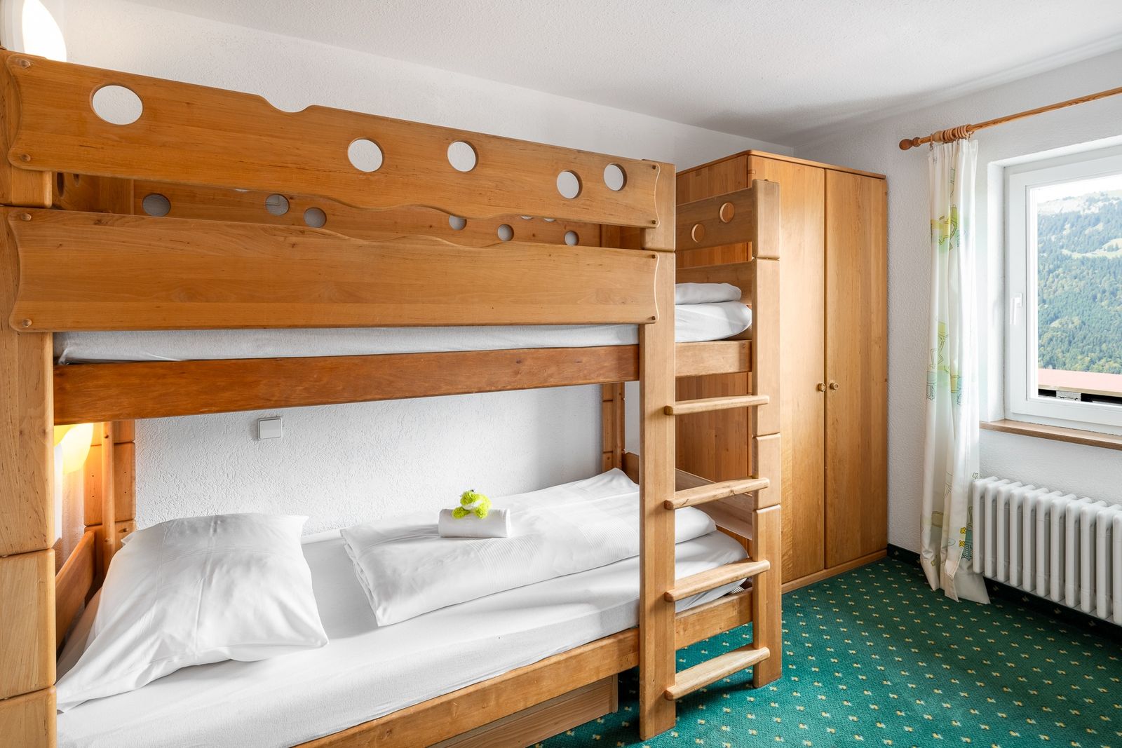 Kinderhotel Allgäuer Berghof – Kinderzimmer Familiensuite Schmetterling mit Blick auf die Allgäuer Alpen