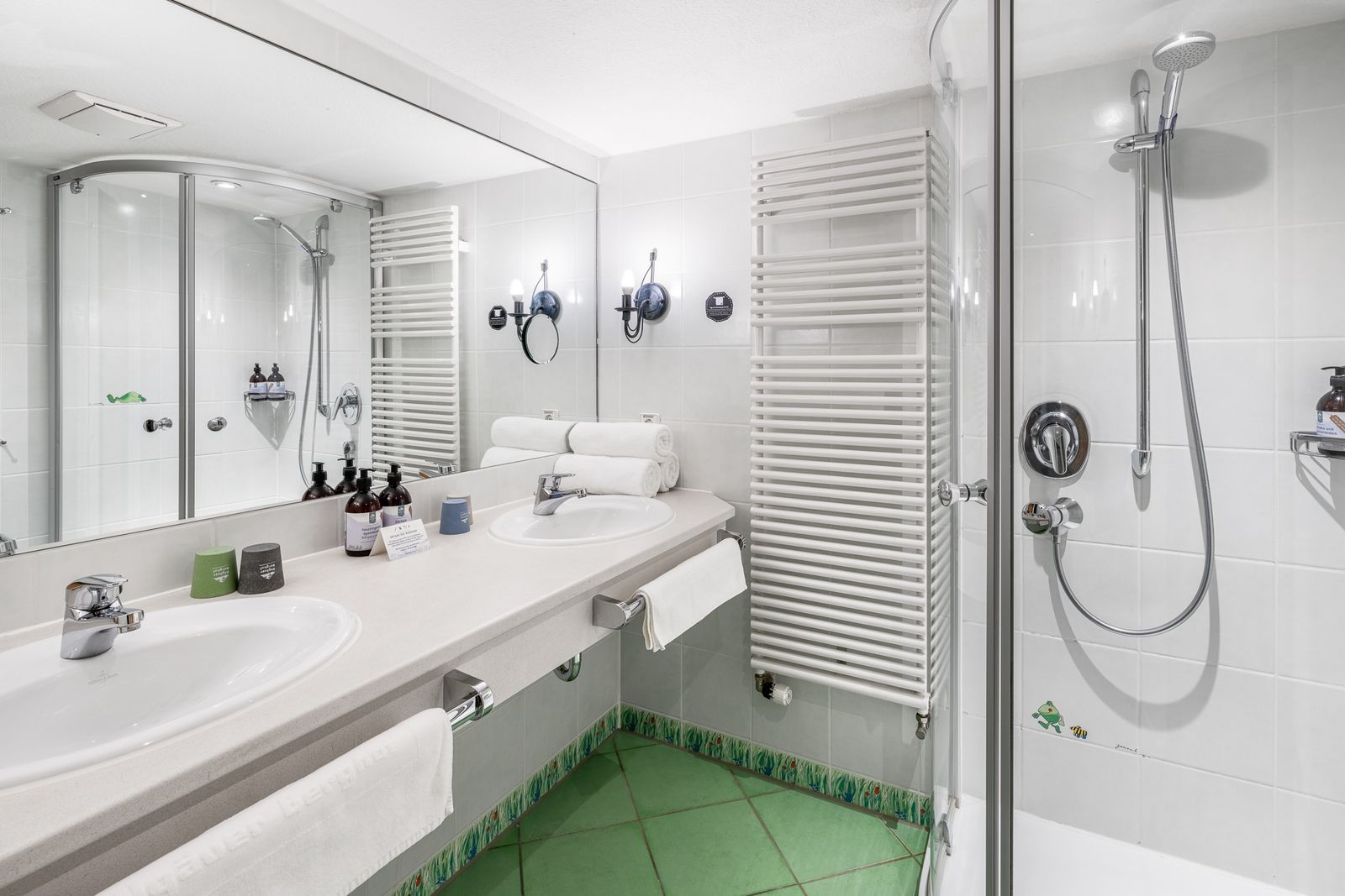 Kinderhotel Allgäuer Berghof – Badezimmer Familiensuite Schmetterling mit Blick auf die Allgäuer Alpen