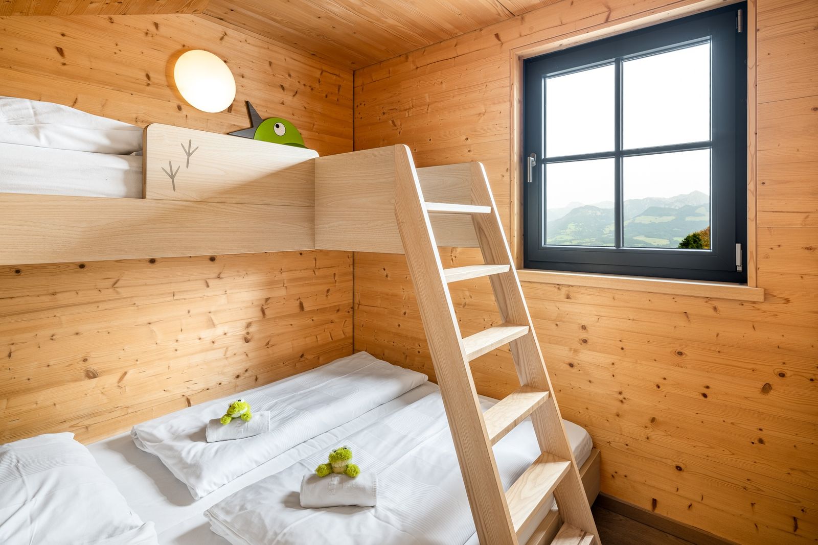 Kinderhotel Allgäuer Berghof – Kinderzimmer Familiensuite Finkennest mit Blick auf die Allgäuer Alpen