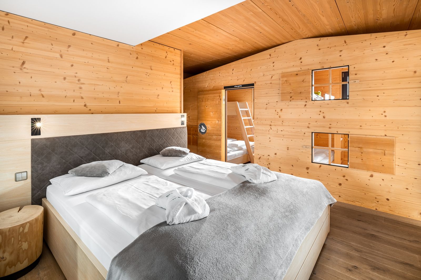 Kinderhotel Allgäuer Berghof – Schlafzimmer Familiensuite Finkennest mit Blick auf die Allgäuer Alpen