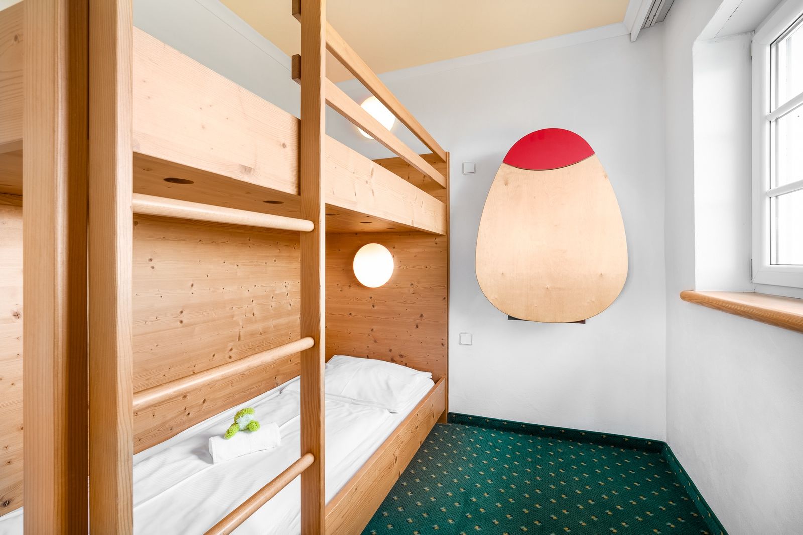 Kinderhotel Allgäuer Berghof – Kinderzimmer Familiensuite Frechdachs mit Blick auf die Allgäuer Alpen