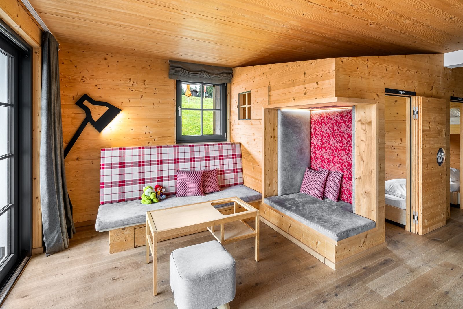 Kinderhotel Allgäuer Berghof – Wohnzimmer Familiensuite Kuckucksnest mit Blick auf die Allgäuer Alpen