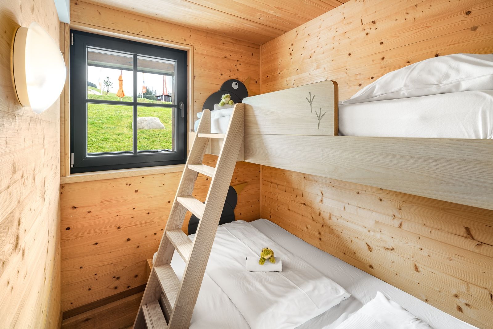 Kinderhotel Allgäuer Berghof – Kinderzimmer Familiensuite Kuckucksnest mit Blick auf die Allgäuer Alpen