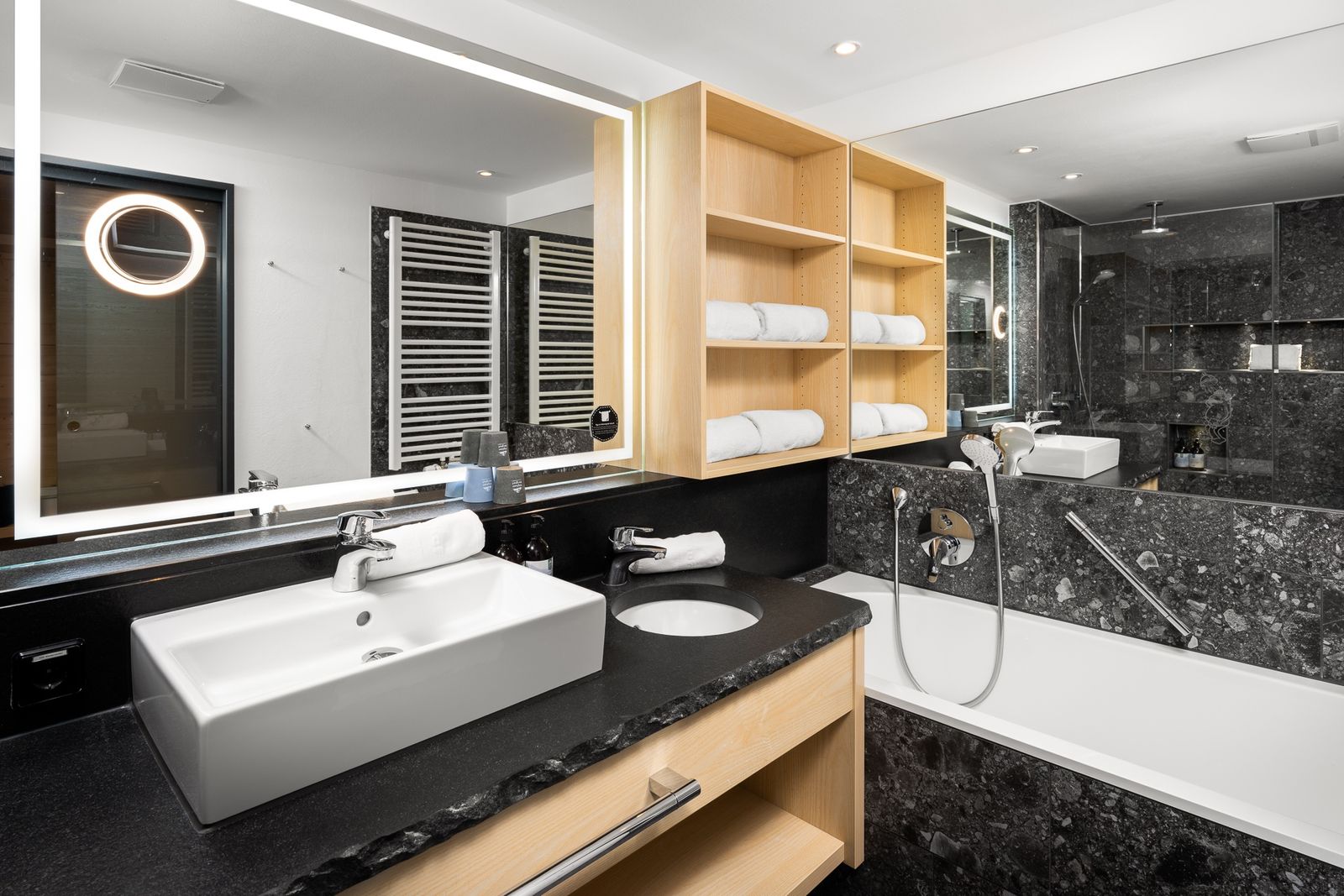 Kinderhotel Allgäuer Berghof – Badezimmer Familiensuite Kuckucksnest mit Blick auf die Allgäuer Alpen