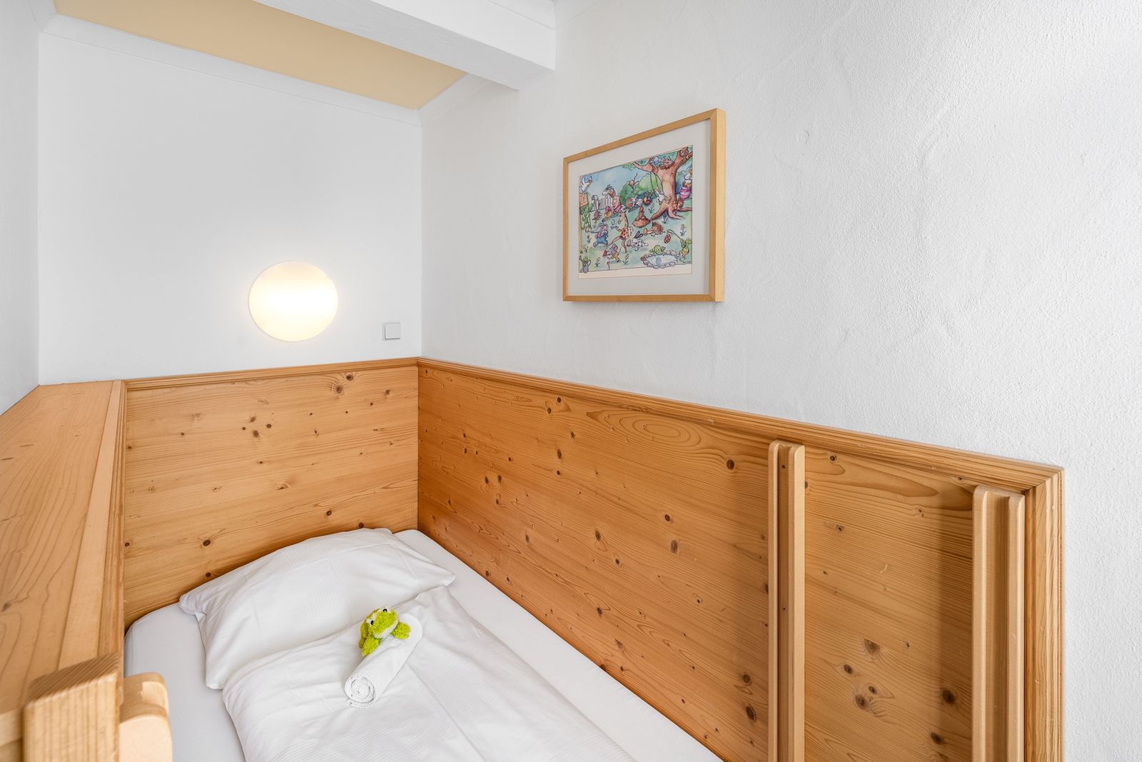 Kinderhotel Allgäuer Berghof – Kinderzimmer Familiensuite Murmele mit Blick auf die Allgäuer Alpen