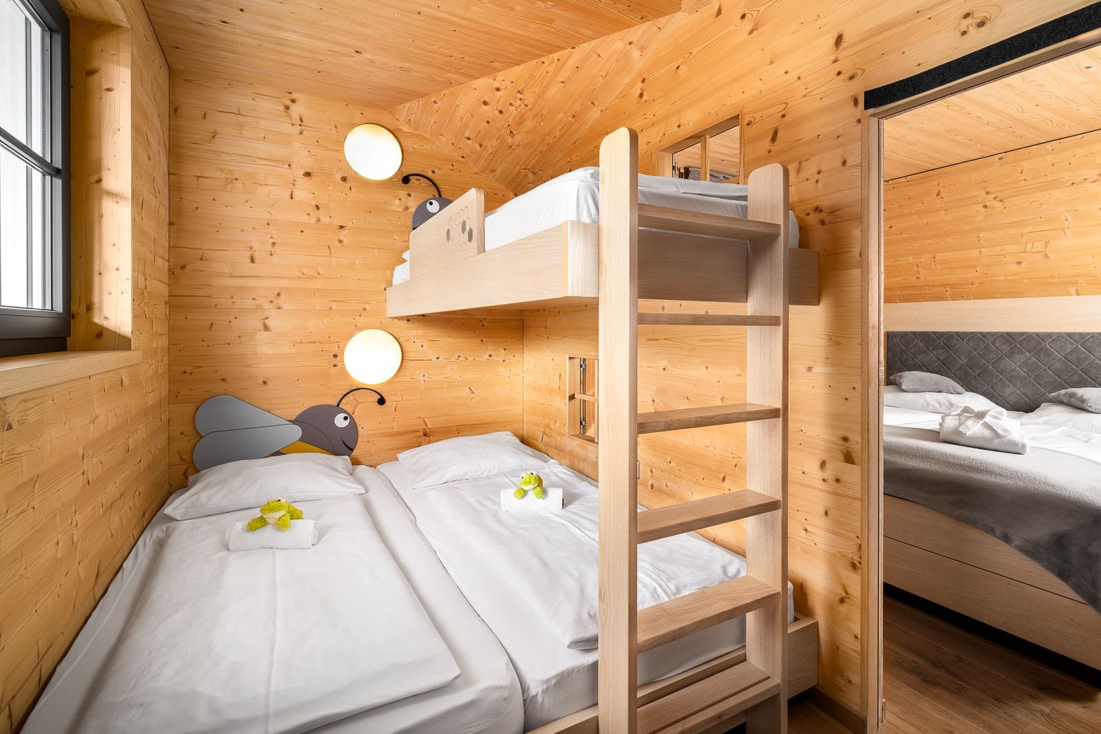 Kinderhotel Allgäuer Berghof – Kinderzimmer Familiensuite Bienenwabe mit Blick auf die Allgäuer Alpen
