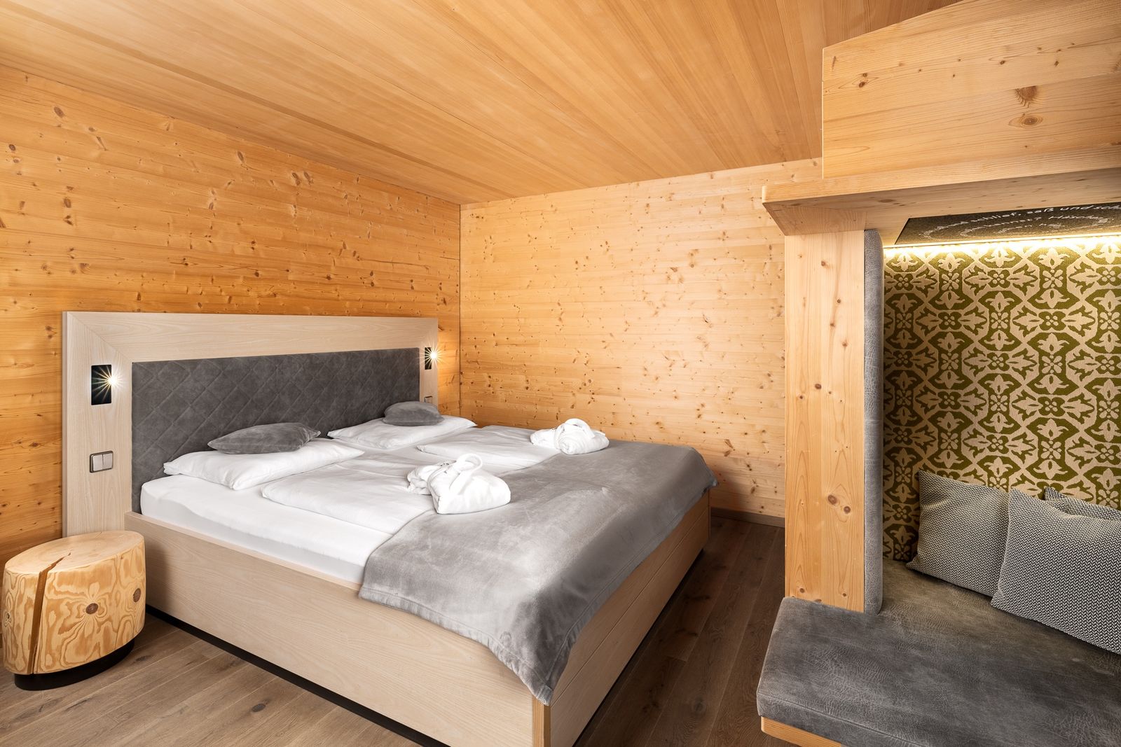 Kinderhotel Allgäuer Berghof – Schlafzimmer Familiensuite Häschengrube mit Blick auf die Allgäuer Alpen