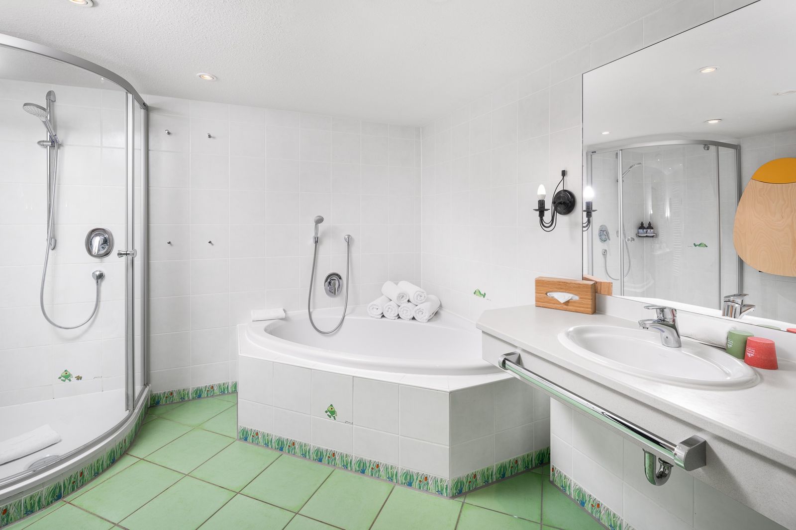 Kinderhotel Allgäuer Berghof – Badezimmer Familiensuite Kuschelnest mit Blick auf die Allgäuer Alpen