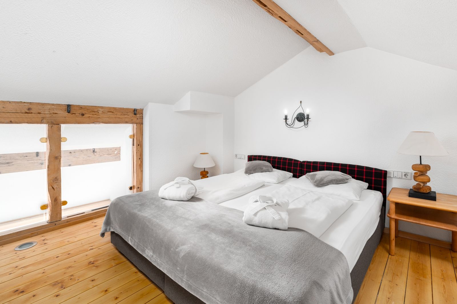 Kinderhotel Allgäuer Berghof – Schlafzimmer Familiensuite Kuschelnest mit Blick auf die Allgäuer Alpen