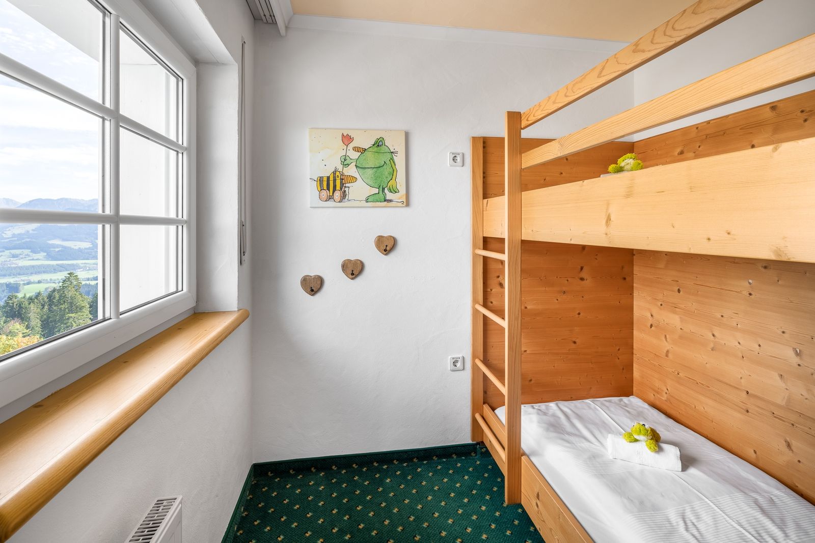 Kinderhotel Allgäuer Berghof – Kinderzimmer Familiensuite Engele mit Blick auf die Allgäuer Alpen