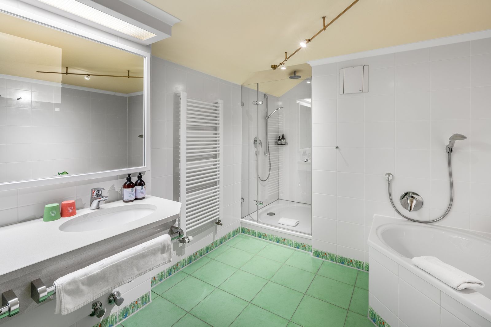 Kinderhotel Allgäuer Berghof – Badezimmer Familiensuite Engele mit Blick auf die Allgäuer Alpen
