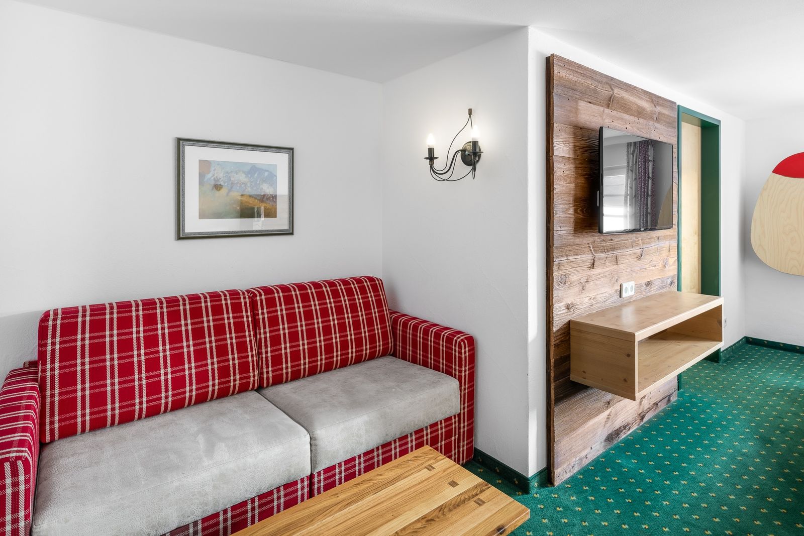 Kinderhotel Allgäuer Berghof – Wohnzimmer Doppelzimmer Steineberg mit Blick auf die Allgäuer Alpen