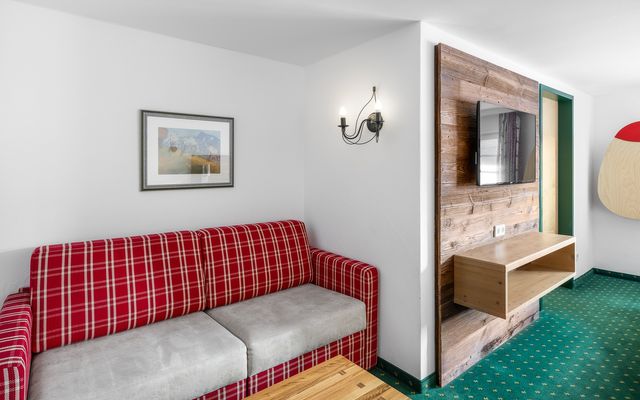 Kinderhotel Allgäuer Berghof – Wohnzimmer Doppelzimmer Steineberg mit Blick auf die Allgäuer Alpen