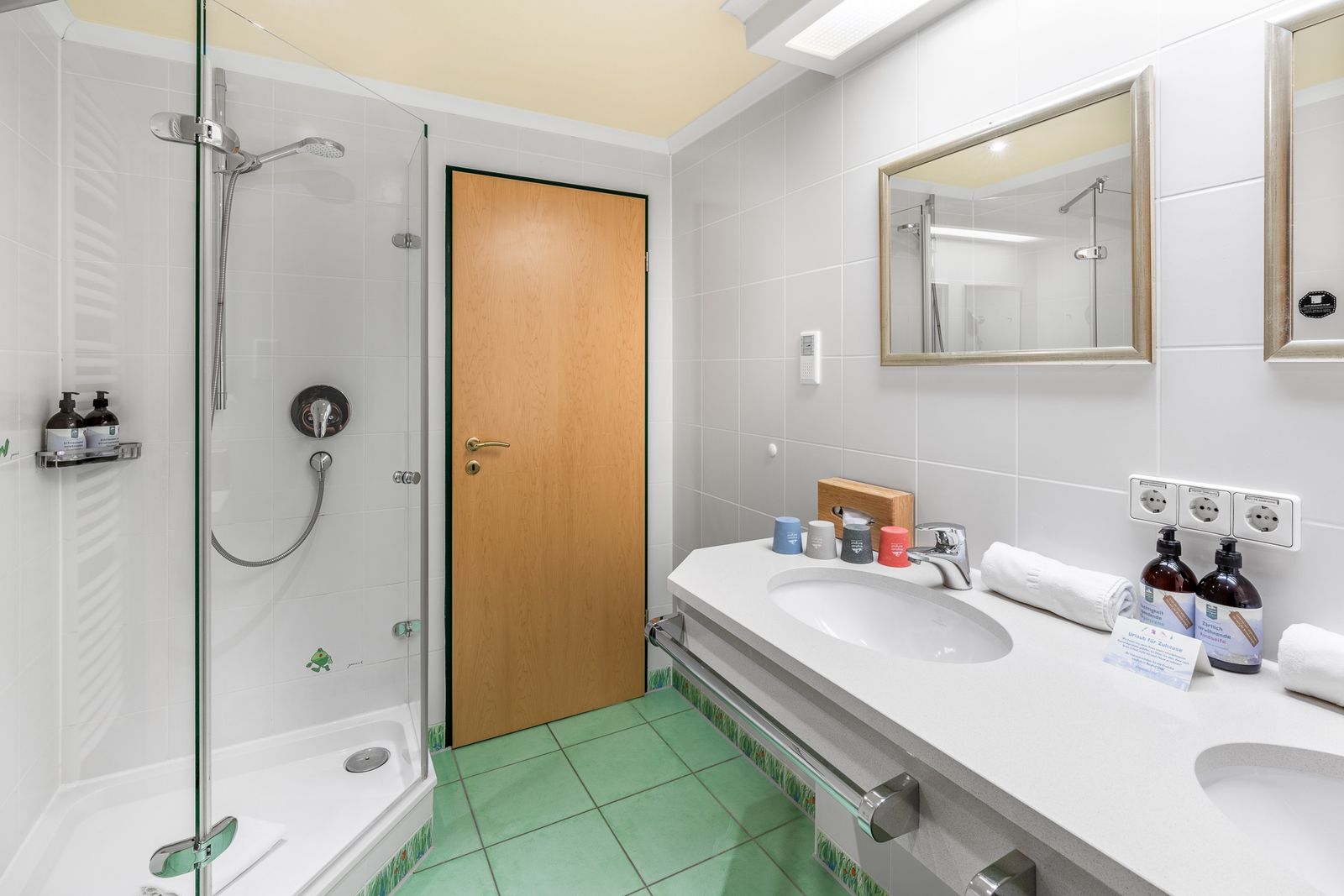 Kinderhotel Allgäuer Berghof – Badezimmer Familien-Suite Miezekatz mit Blick auf die Allgäuer Alpen