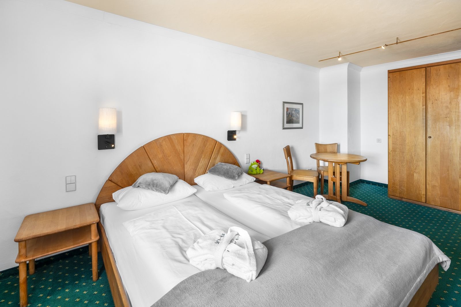 Kinderhotel Allgäuer Berghof – Schlafzimmer Familien-Suite Miezekatz mit Blick auf die Allgäuer Alpen