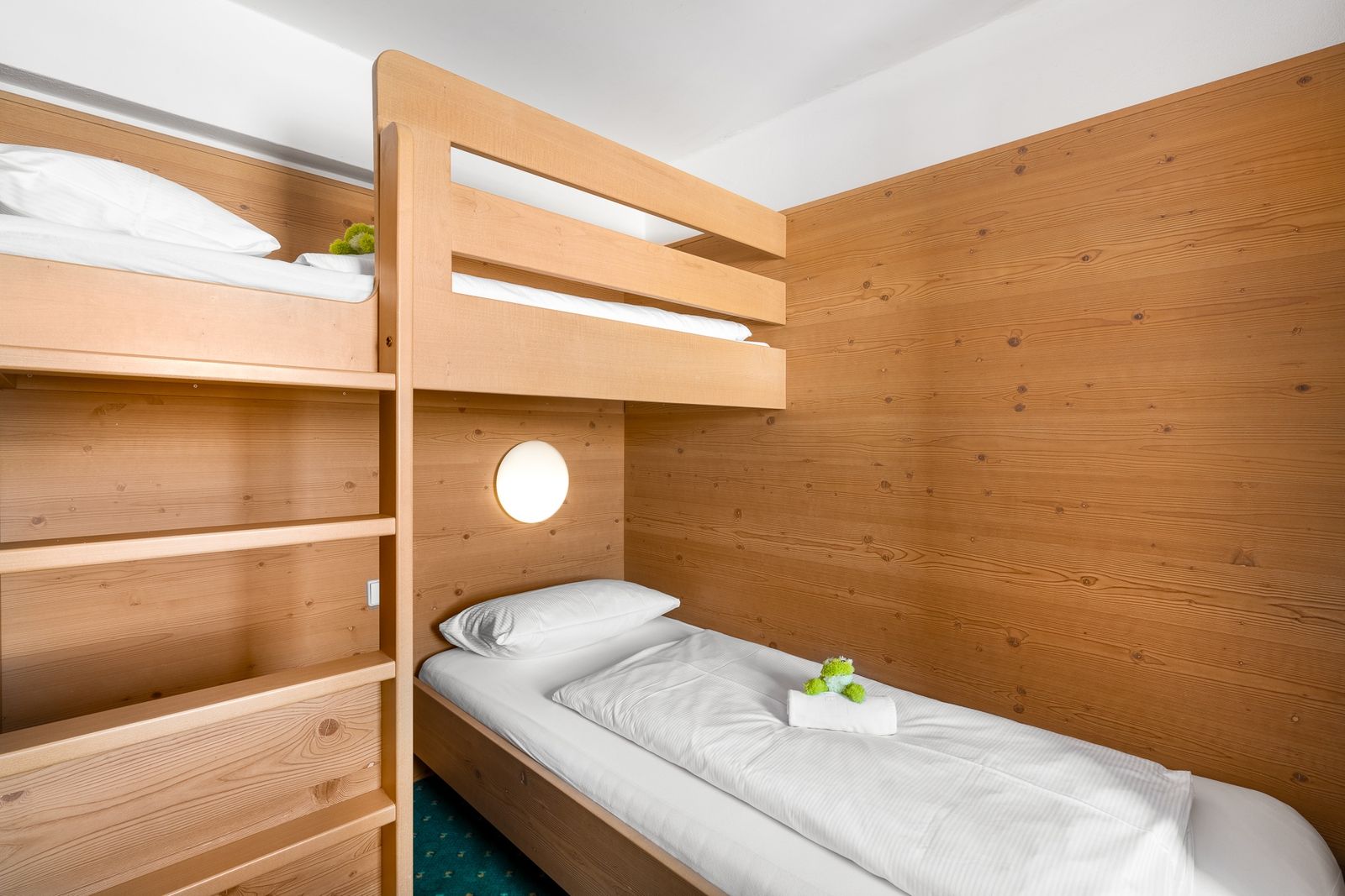 Kinderhotel Allgäuer Berghof – Kinderzimmer Familien-Suite Mäusepiep mit Blick auf die Allgäuer Alpen
