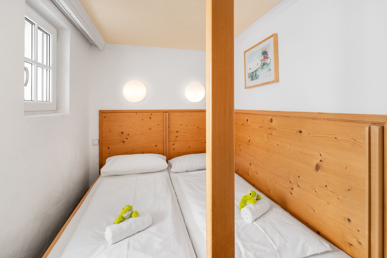 Kinderhotel Allgäuer Berghof – Kinderzimmer Familien-Suite Siebenschläfer mit Blick auf die Allgäuer Alpen