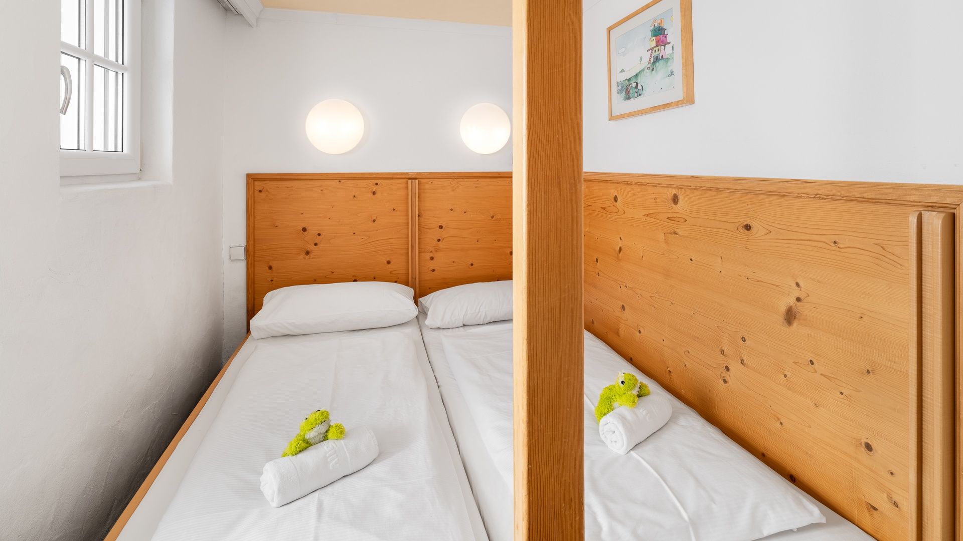 Kinderhotel Allgäuer Berghof – Kinderzimmer Familien-Suite Siebenschläfer mit Blick auf die Allgäuer Alpen