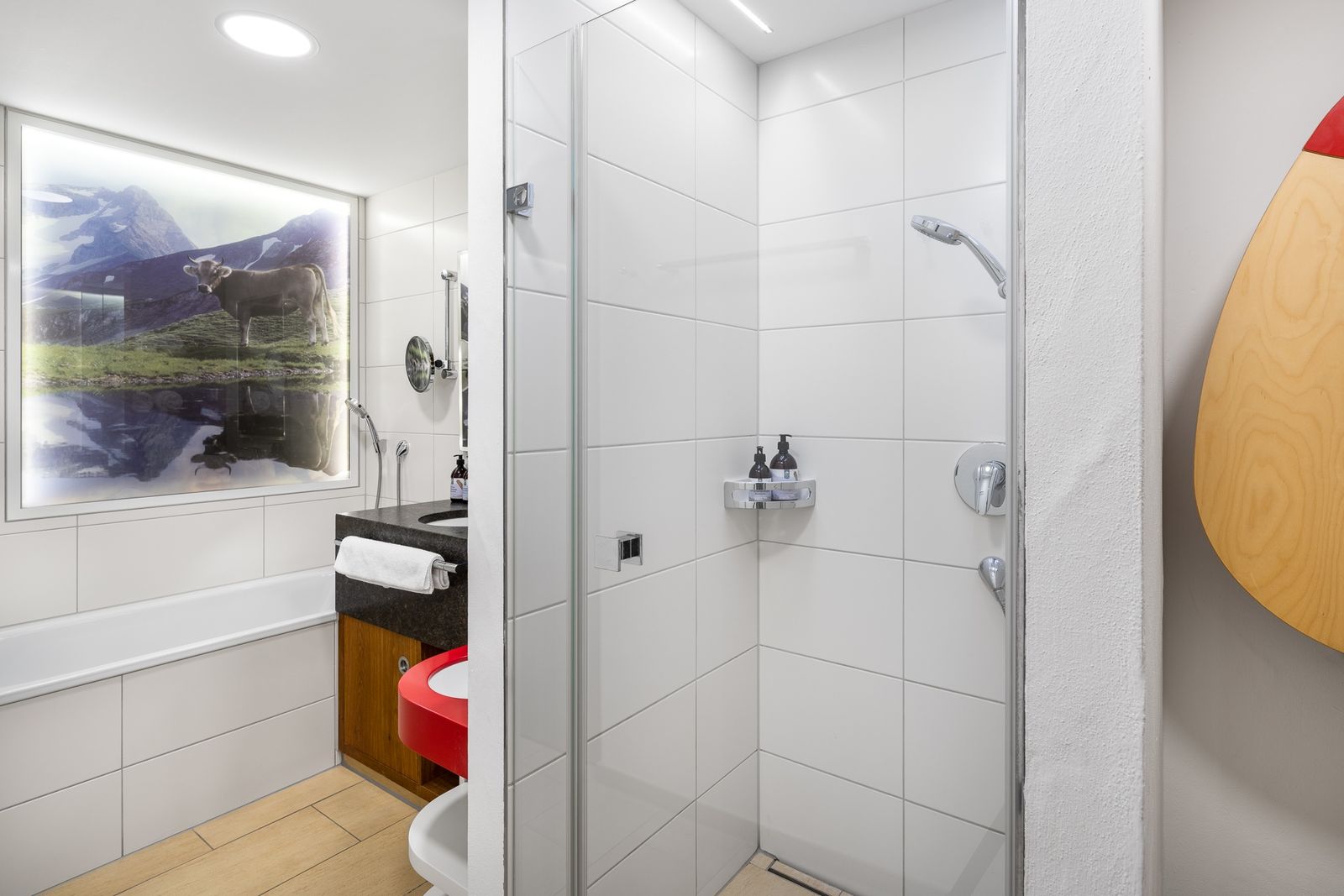 Kinderhotel Allgäuer Berghof – Badezimmer Familiensuite Kuh-Coon mit Blick auf die Allgäuer Alpen