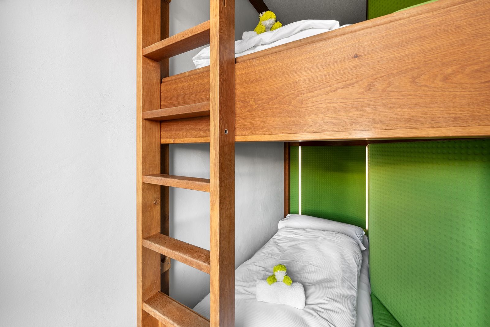 Kinderhotel Allgäuer Berghof – Kinderzimmer Familiensuite Kuh-Coon mit Blick auf die Allgäuer Alpen