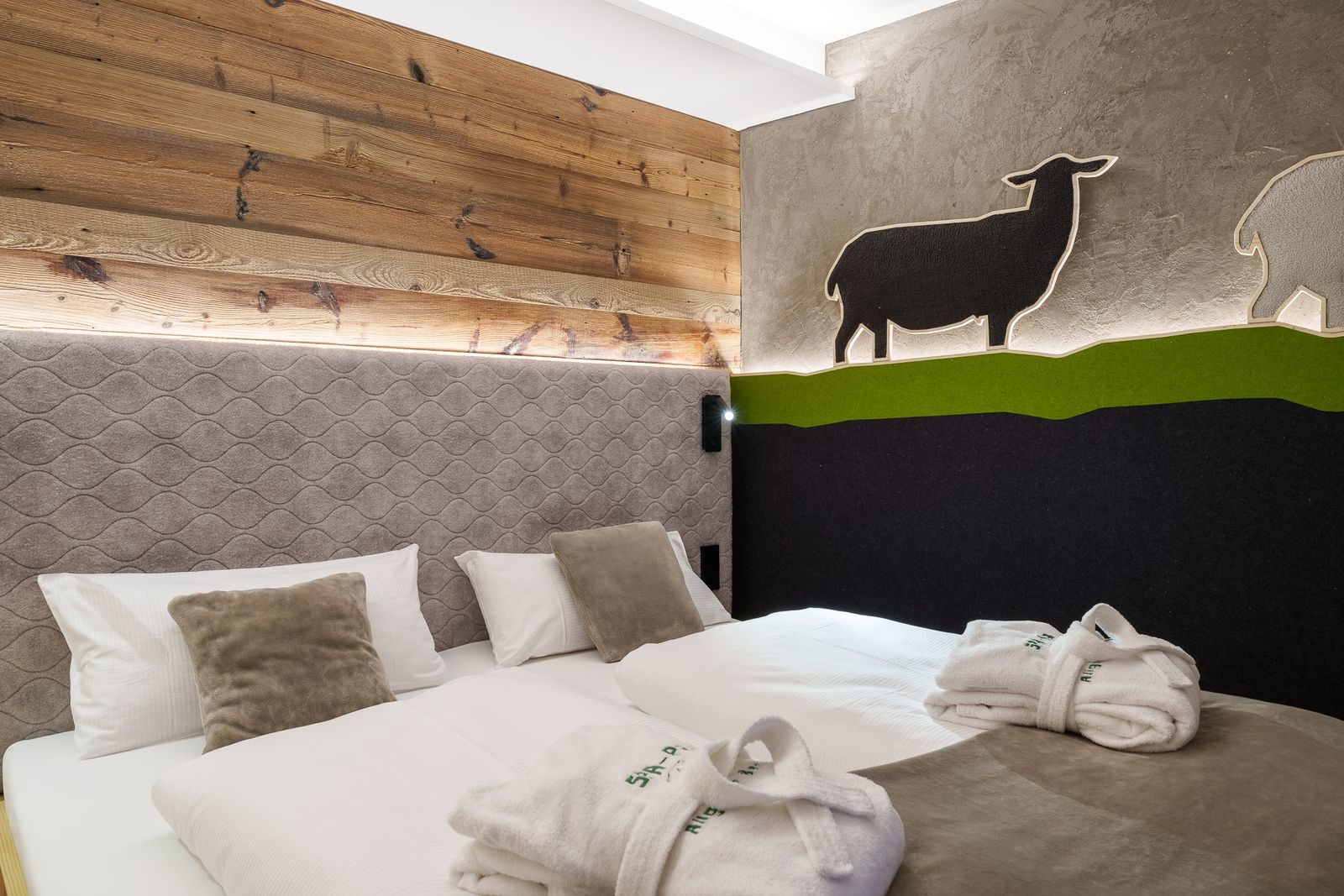 Kinderhotel Allgäuer Berghof – Ausstattung Familiensuite Schafgemach mit Blick auf die Allgäuer Alpen