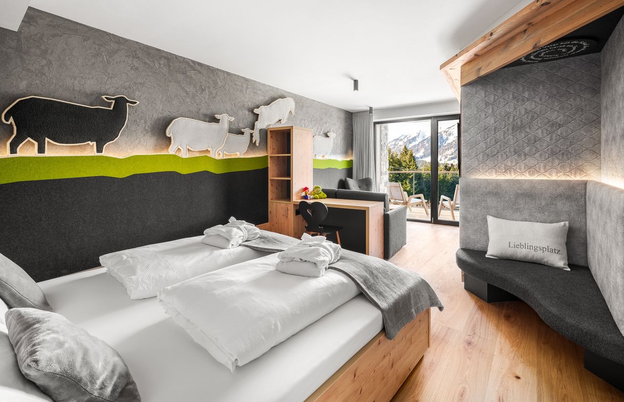 Kinderhotel-Allgaeuer-Berghof-Suite-Schafgemach_Wohnzimmer-1-K.jpg