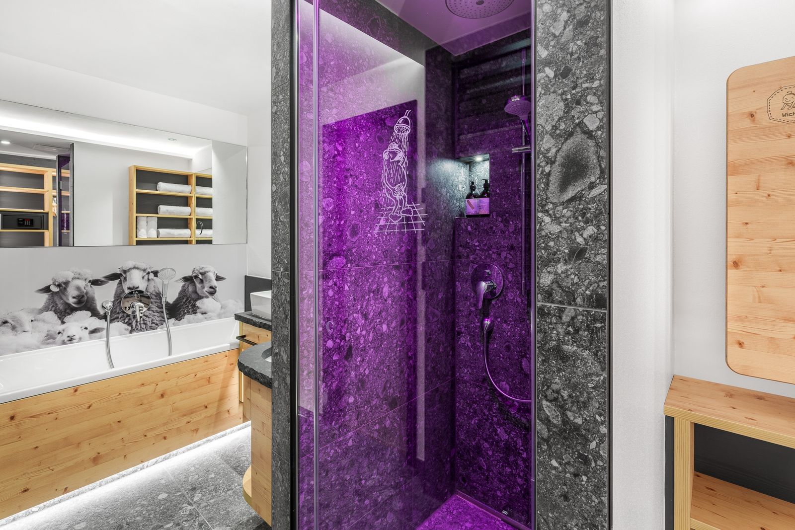 Kinderhotel Allgäuer Berghof – Badezimmer Familiensuite Schafgemach mit Blick auf die Allgäuer Alpen