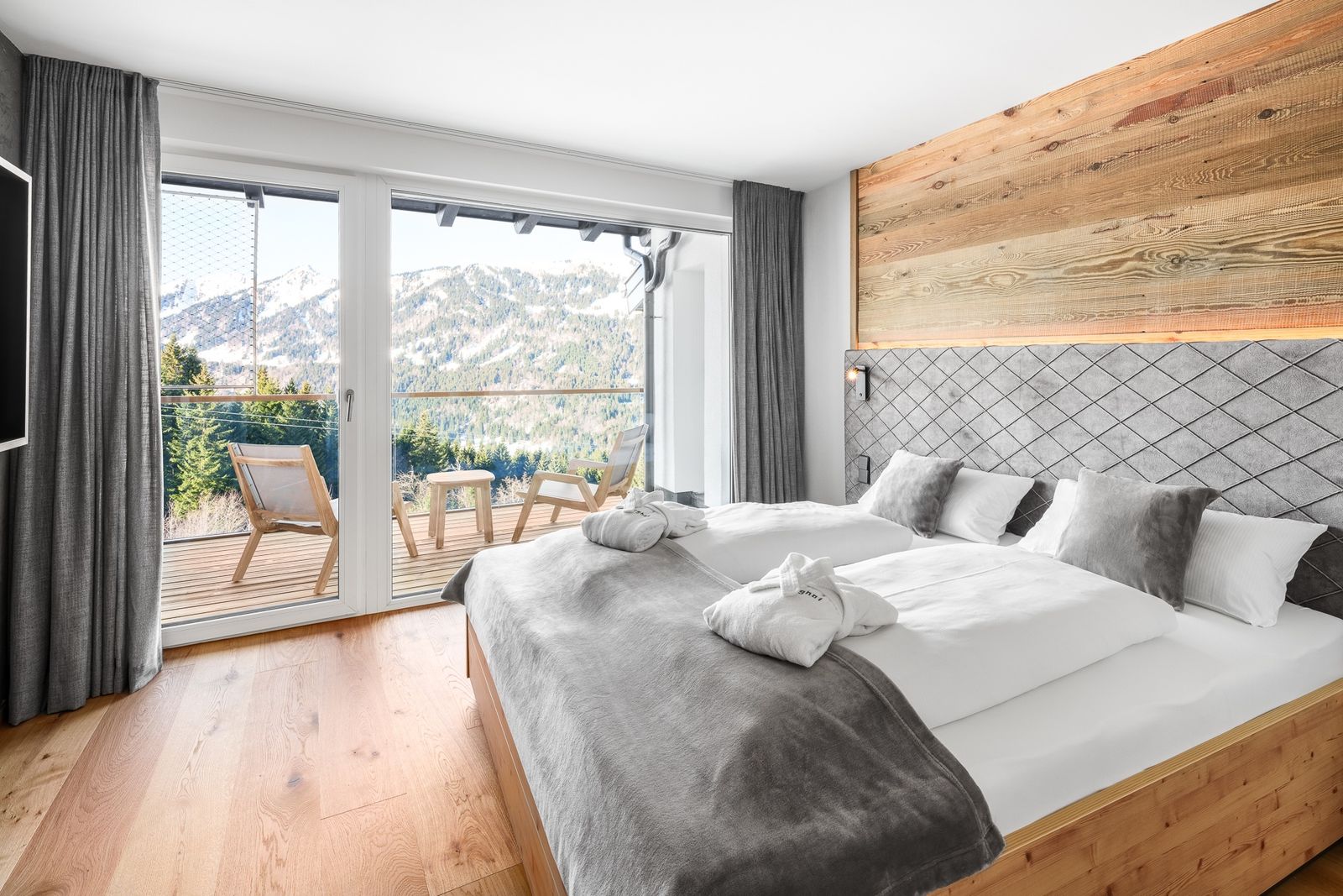 Kinderhotel Allgäuer Berghof – Schlafzimmer Familiensuite Spass-Suite Froschi mit Blick auf die Allgäuer Alpen