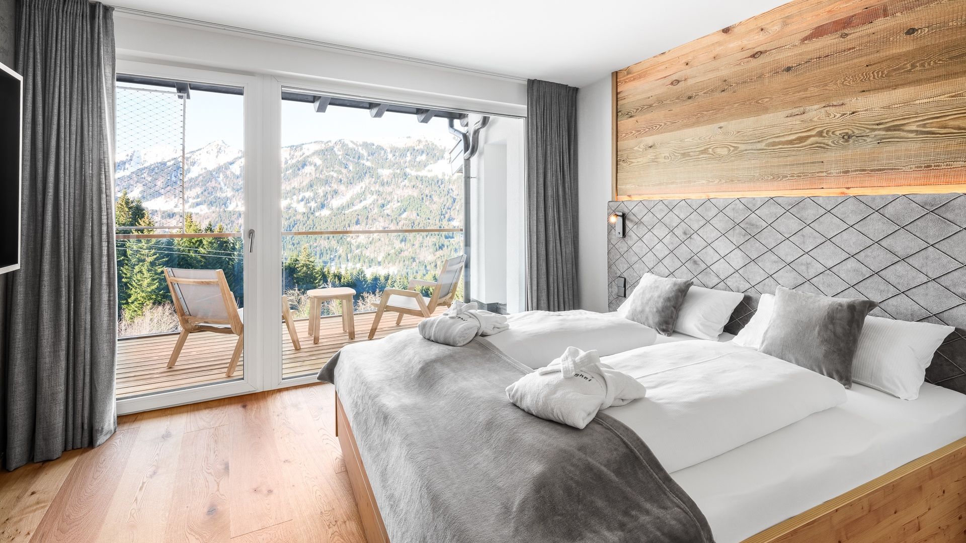 Kinderhotel Allgäuer Berghof – Schlafzimmer Familiensuite Spass-Suite Froschi mit Blick auf die Allgäuer Alpen