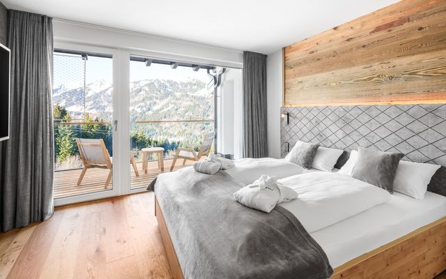 Kinderhotel Allgäuer Berghof – Schlafzimmer Familiensuite Spass-Suite Froschi mit Blick auf die Allgäuer Alpen
