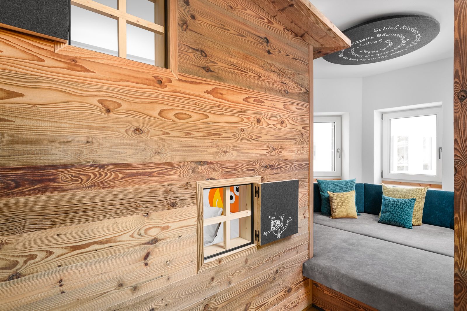 Kinderhotel Allgäuer Berghof – Wohnzimmer Familiensuite Spass-Suite Froschi mit Blick auf die Allgäuer Alpen