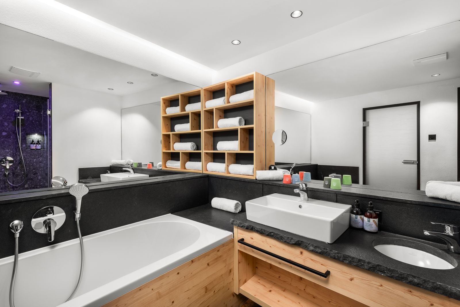 Kinderhotel Allgäuer Berghof – Badezimmer Familiensuite Spass-Suite Froschi mit Blick auf die Allgäuer Alpen