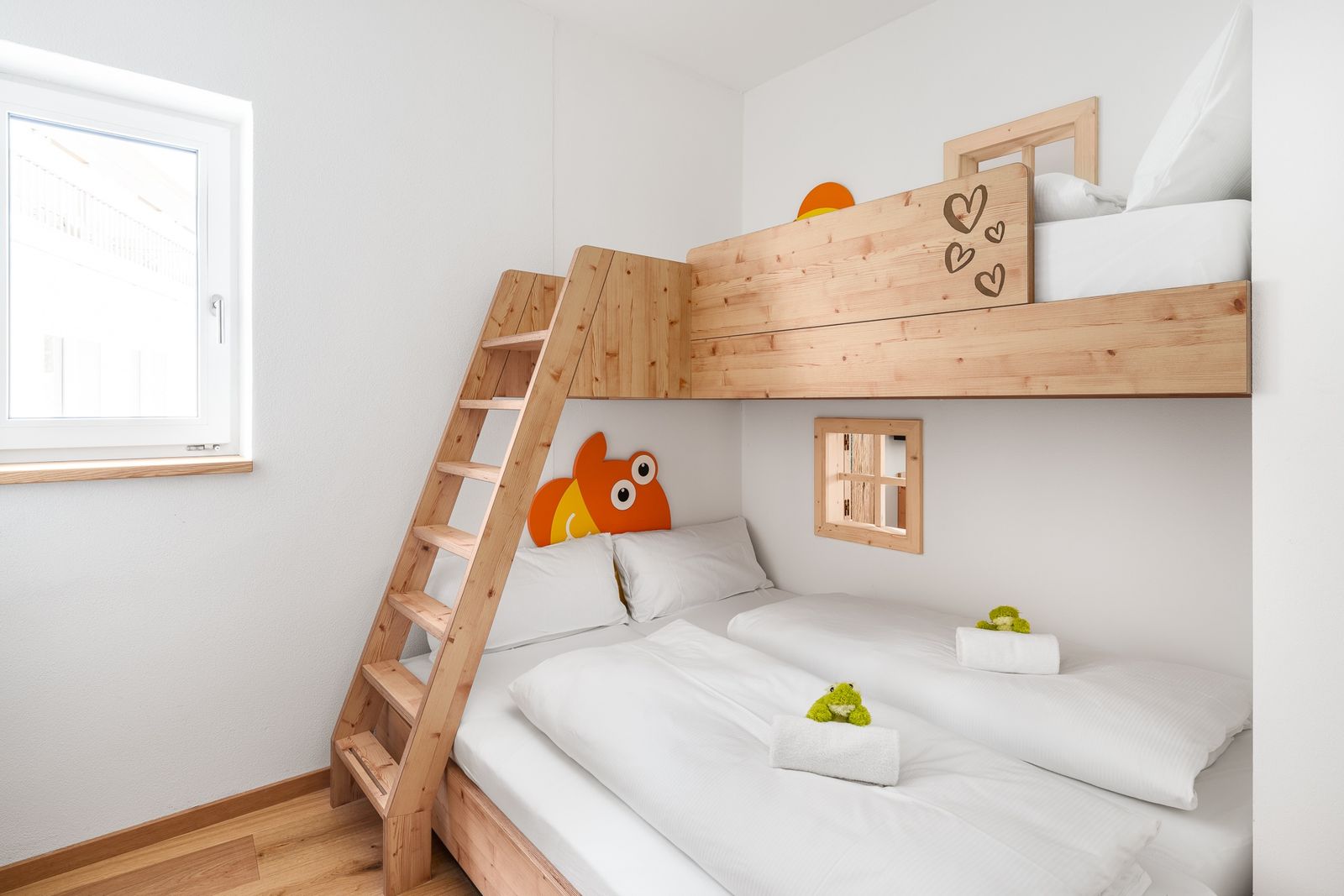 Kinderhotel Allgäuer Berghof – Kinderzimmer Familien-Suite Spass-Suite Froschi mit Blick auf die Allgäuer Alpen
