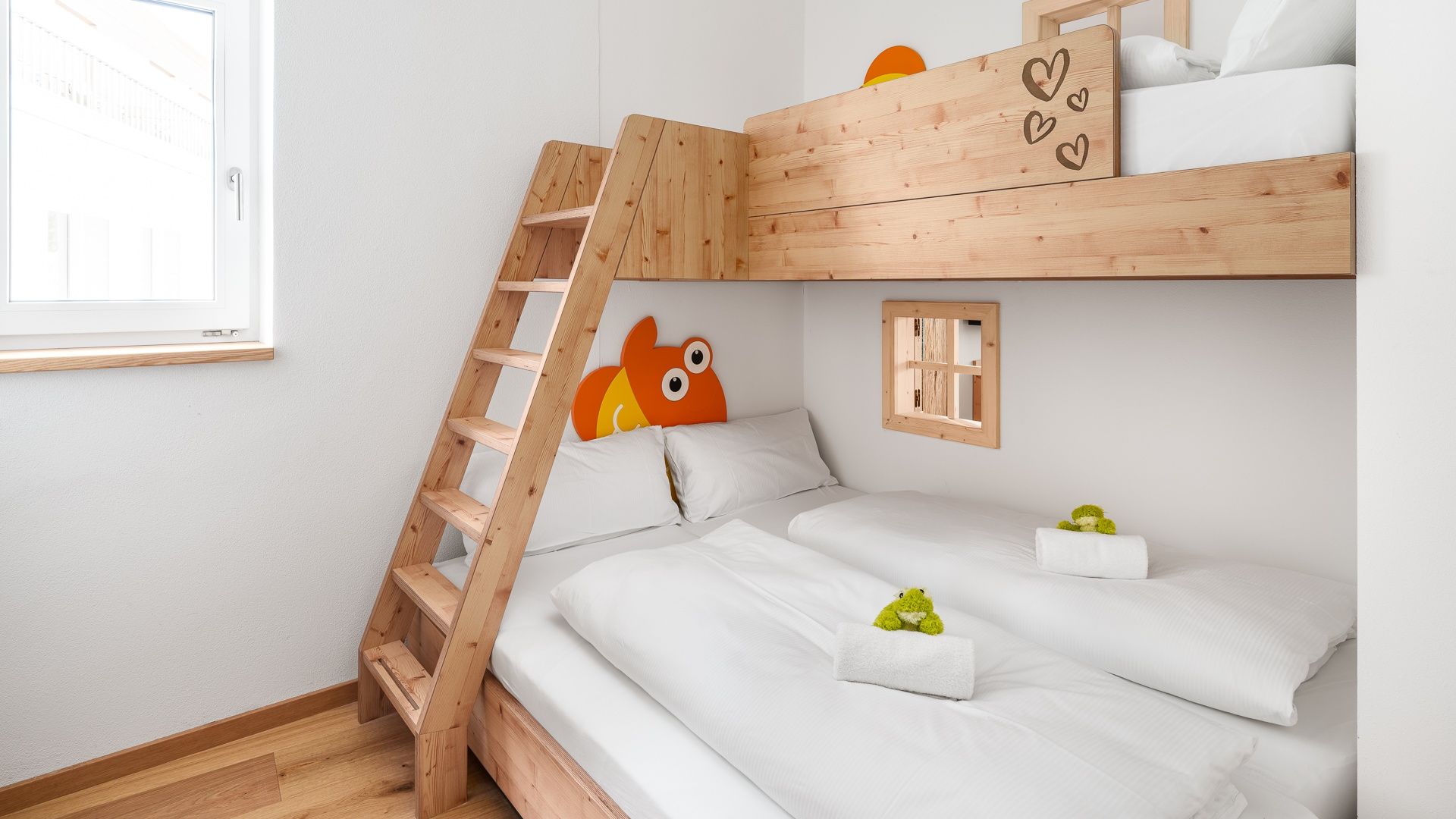 Kinderhotel Allgäuer Berghof – Kinderzimmer Familien-Suite Spass-Suite Froschi mit Blick auf die Allgäuer Alpen